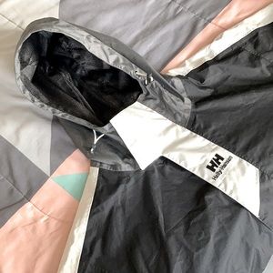 Helly Hansen urban windbreaker anorak in black (Cigarette Smoke Free)
